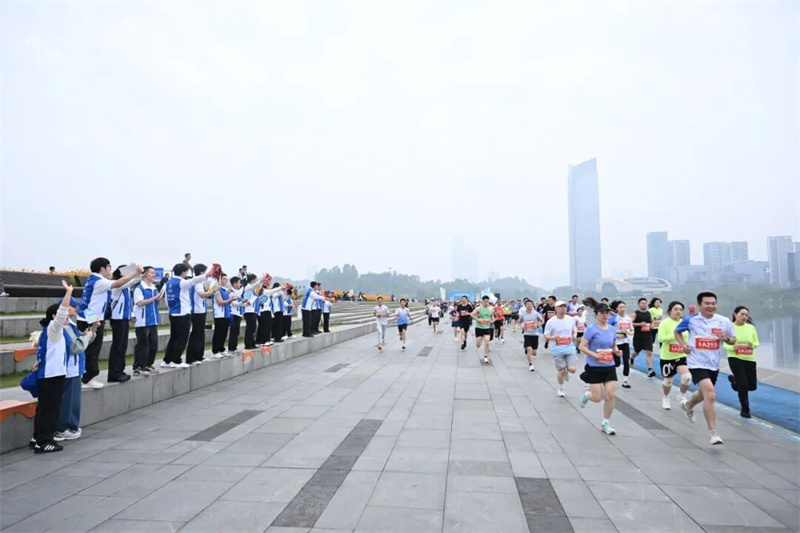 為參跑者加油。主辦方供圖