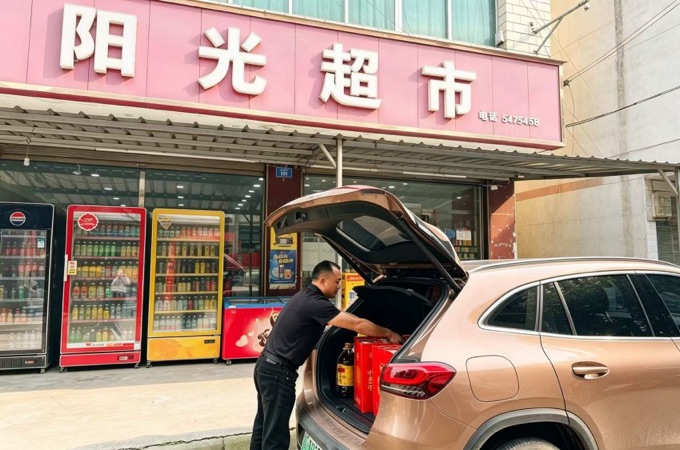 李双全正在装货。四川烟草供图
