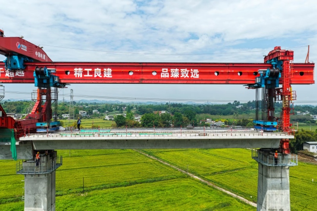 成眉线黑龙滩站-川大眉山校区站区间架梁施工。成都轨道集团供图