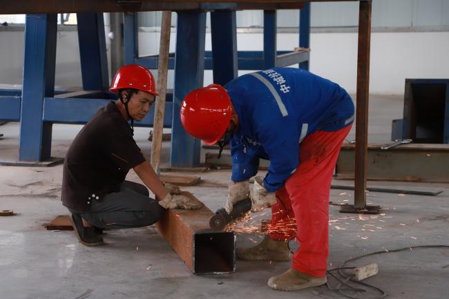 工人正在打磨作業。周強供圖