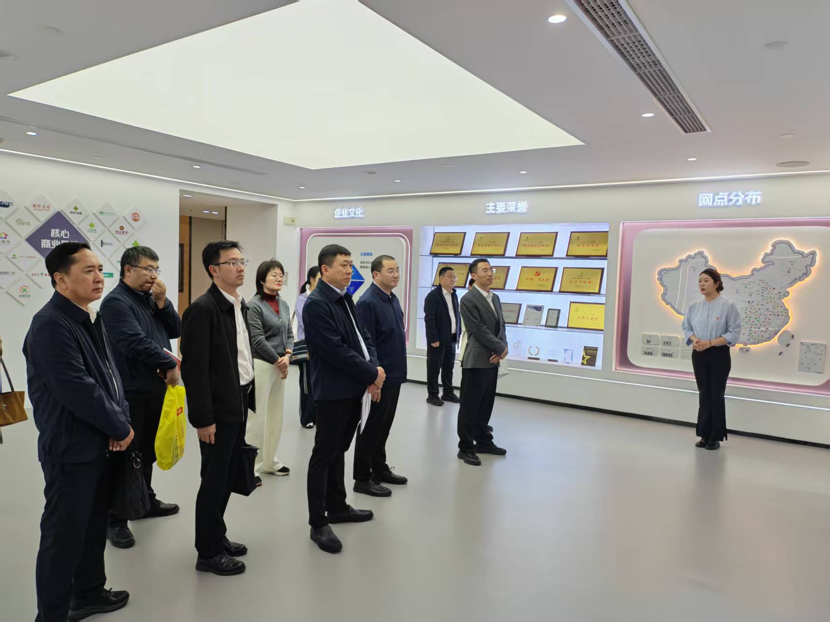 聽取中國供銷商貿流通集團有限公司業務布局介紹。邱木且攝