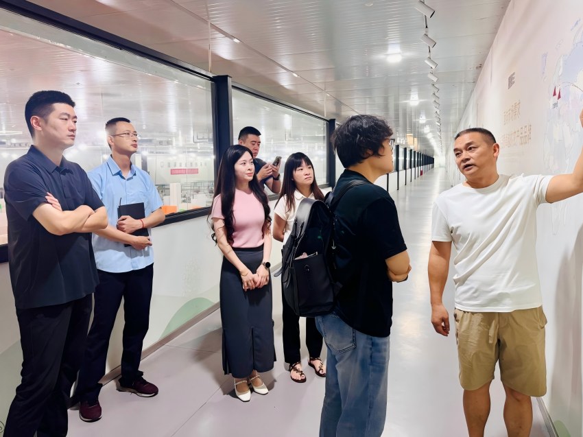 宋强（右一）做介绍。邮储银行遂宁市分行供图