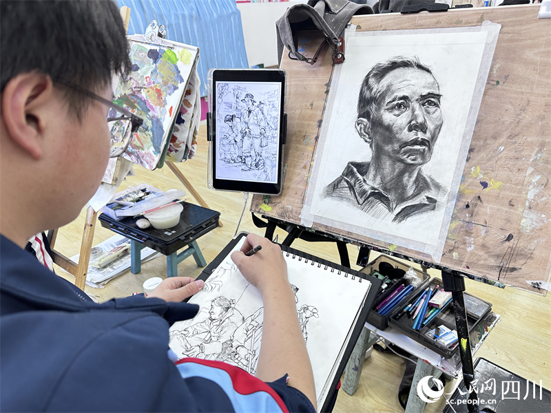 一位學生按照老師的指導繪畫。人民網記者 王波攝