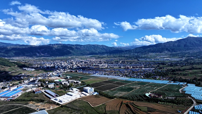 一幅“路通、業興、民富、鄉美”的彝鄉振興新畫卷，正在布拖大地上徐徐展開。布拖融媒供圖