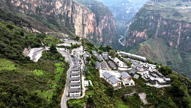 一幅“路通、業興、民富、鄉美”的彝鄉振興新畫卷，正在布拖大地上徐徐展開。布拖融媒供圖