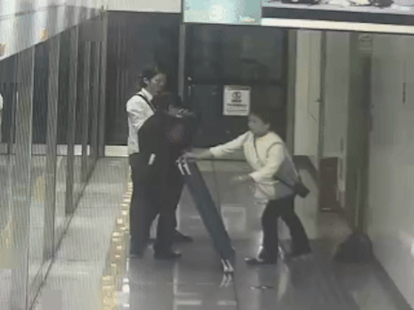 工作人員架起屏風。視頻截圖
