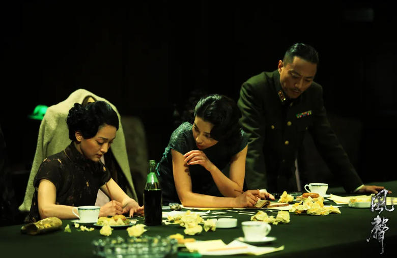 由周迅、李冰冰、張涵予等主演的根據麥家同名小說改編的電影《風聲》劇照