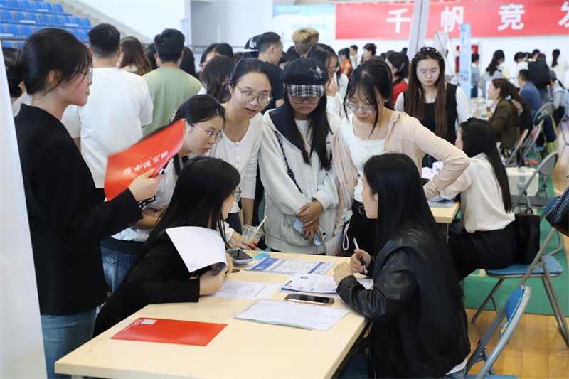 畢業生咨詢企業招工情況。主辦方供圖