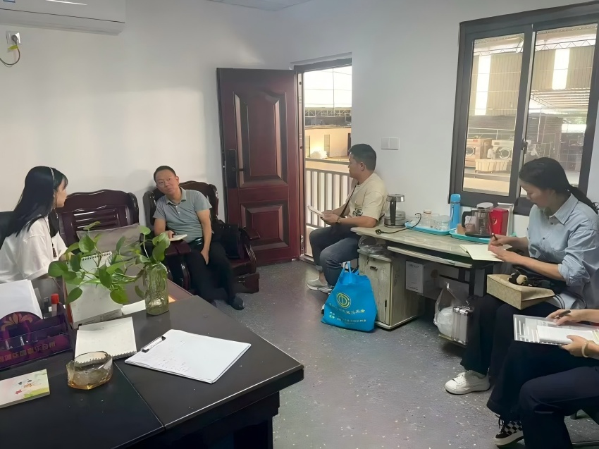 攀枝花市東區總工會和弄弄坪街道總工會深入企業動員和指導企業建會入會。四川省總工會供圖