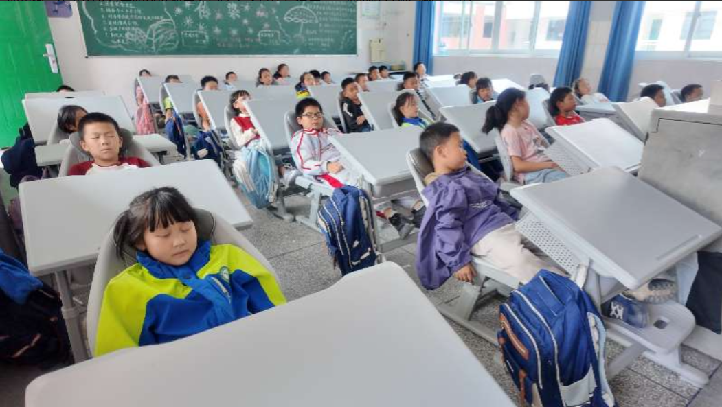 學生在“可躺式”課桌椅上午休。廣元市融媒體中心供圖