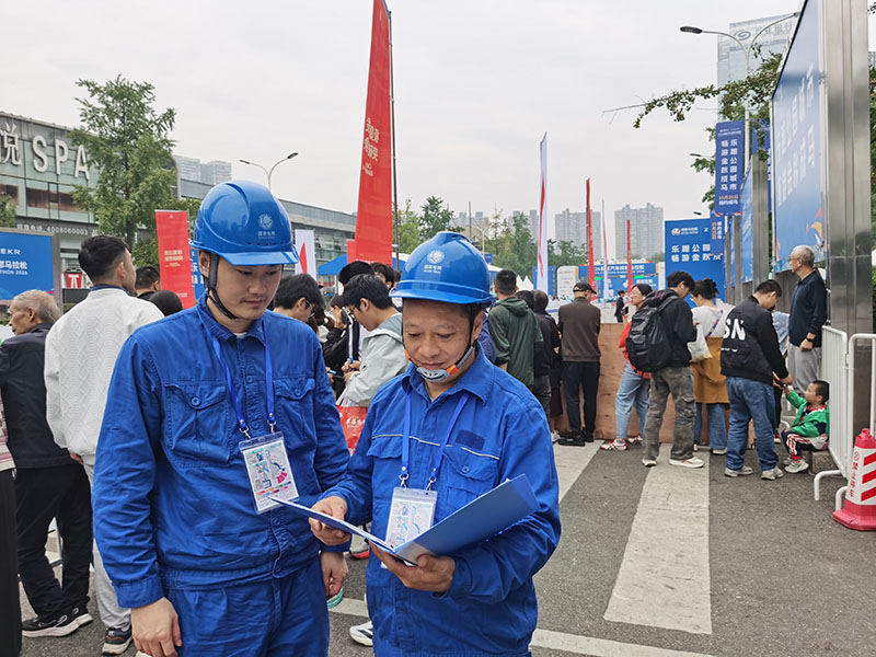 10月25日，國網成都市高新供電公司工作人員在賽事終點處巡視。范大紅供圖