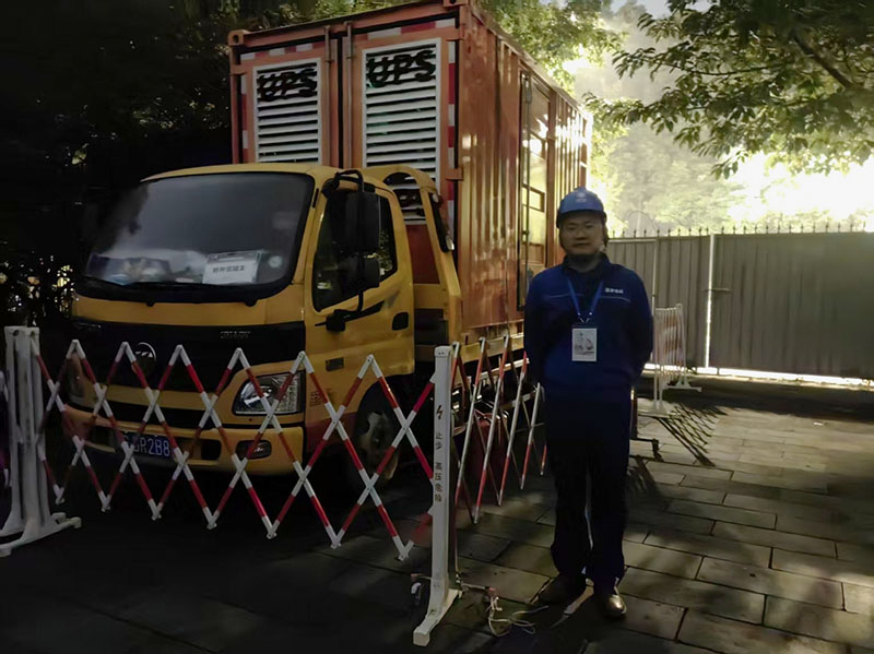 10月25日，國網成都供電公司青羊供電中心工作人員提前接入發電車。何夢溪供圖