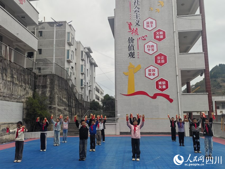 敘永縣石廂子彝族鄉中心學校孩子進行節目排練。人民網記者 郭瑩攝