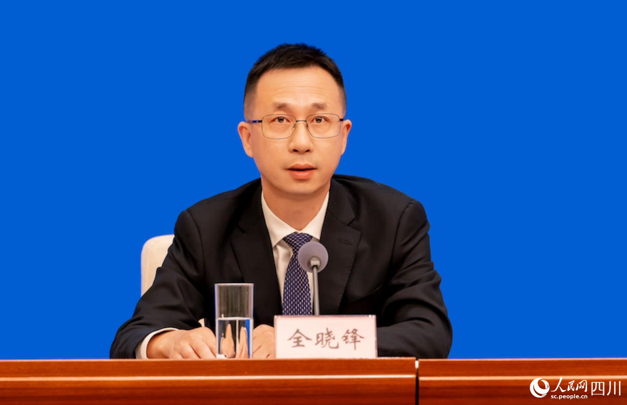 發布會上,四川省人力資源和社會保障廳黨組成員、副廳長全曉鋒答記者問。蘇鶴攝
