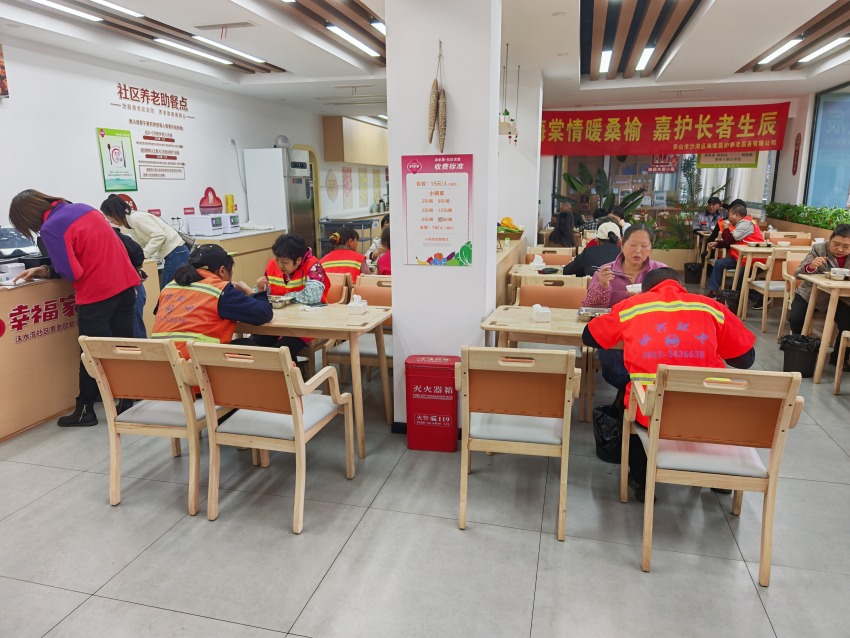 “暖心餐”用餐點,一線勞動者正在用餐。四川省總工會供圖