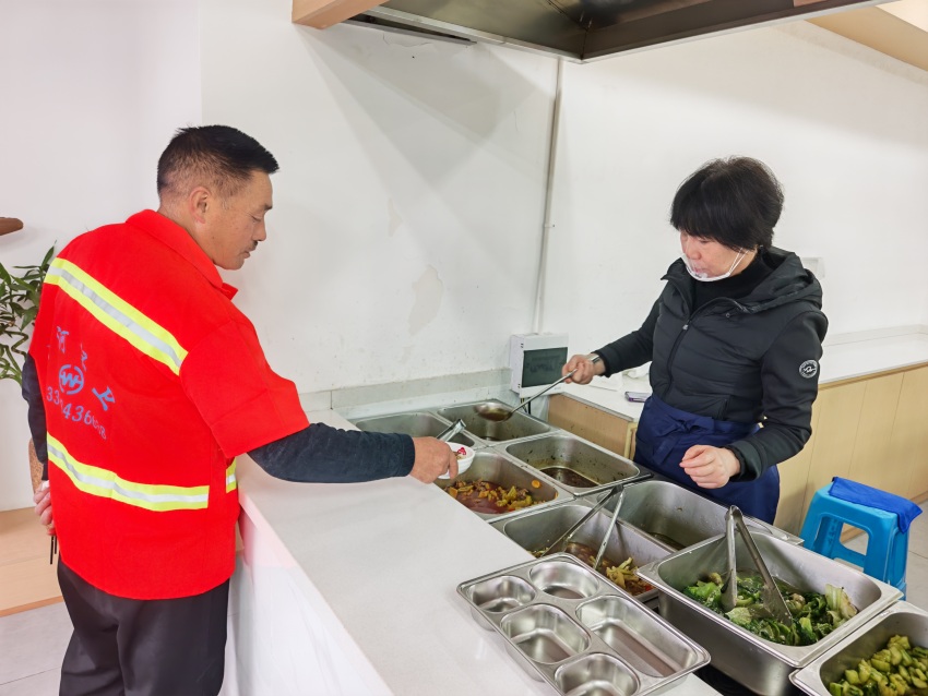 工人正在打餐。四川省總工會供圖
