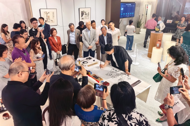 現場作畫。章涵供圖