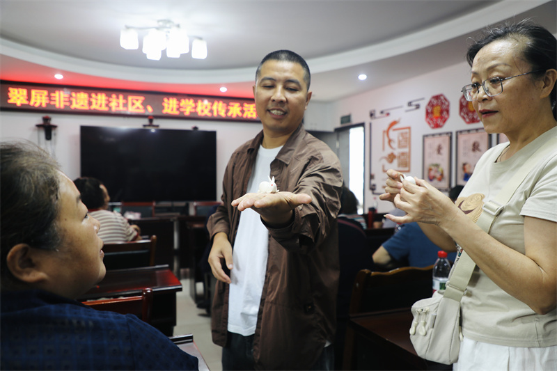 憨態可掬的小兔子引得圍觀居民陣陣贊嘆。翠屏區融媒體中心供圖