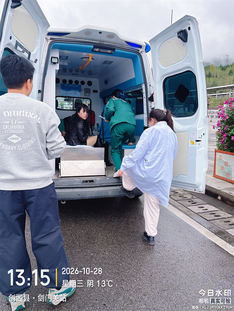 將身體不適旅客送上救護車。丁兆學供圖
