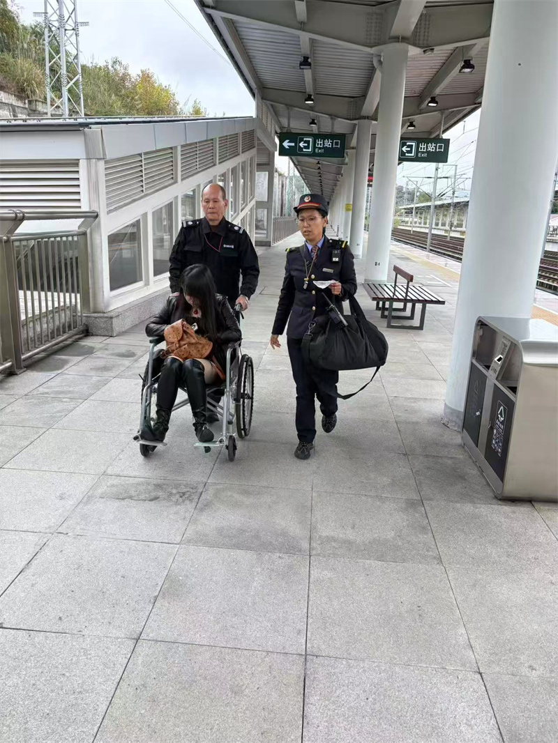 王亞楠（右一）與工作人員護送身體不適旅客出站。丁兆學供圖