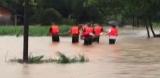 暴雨致河水暴漲 成都消防搭“繩橋”救援被困群眾