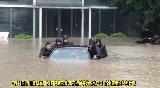 綿陽民警在齊腰的積水中救援被困車輛