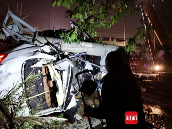 司机因醉酒驾车发生车祸,造成车上四人当场死亡.