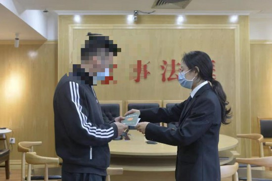 四川省首份统一制式离婚证明书从成都发出可有效保护当事人隐私