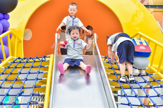 四川省教科院附屬實驗幼兒園小朋友在園內快樂玩耍。_副本.jpg