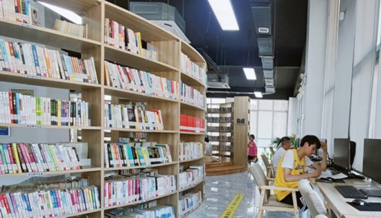自贡市沿滩区图书馆“升级换代”给读者带来享受阅读的快乐_fororder_2读者在图书馆阅读