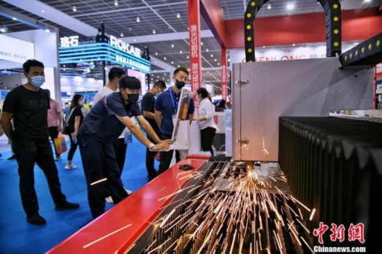 資料圖：2022年8月11日，第18屆中國(天津)國際裝備制造業博覽會開幕，激光切割機吸引參觀者。 <a target='_blank' href='/'><p  align=