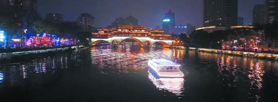 "在游船上,一边吃着地道的成都美食麻辣鸡片,一边听着'成都'歌曲,欣赏