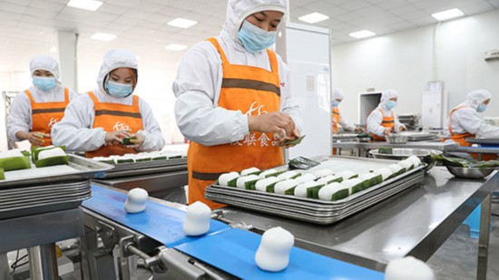 自贡沿滩区：走进千家万户 “叶儿粑”飘香迎新春_fororder_2叶儿粑加工现场