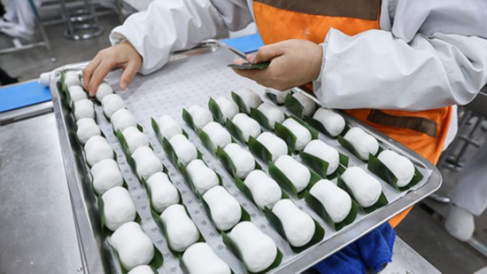 自贡沿滩区：走进千家万户 “叶儿粑”飘香迎新春_fororder_1叶儿粑加工现场