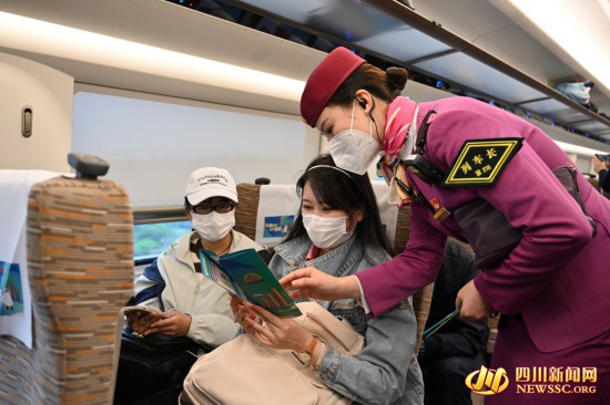 作人员向旅客介绍国家安全相关知识.jpg