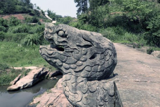 龍頭石刻威嚴挺立