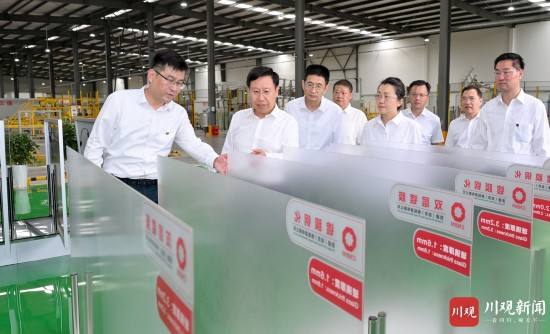 8月21日，省委书记王晓晖到自贡川南新材料化工园区调研，察看凯盛新能源公司光伏玻璃原片生产线运行及产品展示。