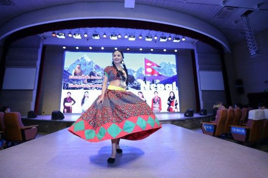 在成都紡織高等專科學校舉辦的“一帶一路”文化周國際時裝秀上，來自尼泊爾、印度、緬甸、泰國、印度尼西亞等國的學生展現青春風採。受訪者供圖