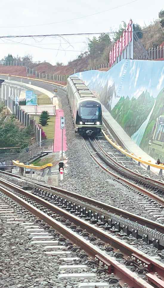 中国首列！坐会“爬坡”的火车到四姑娘山