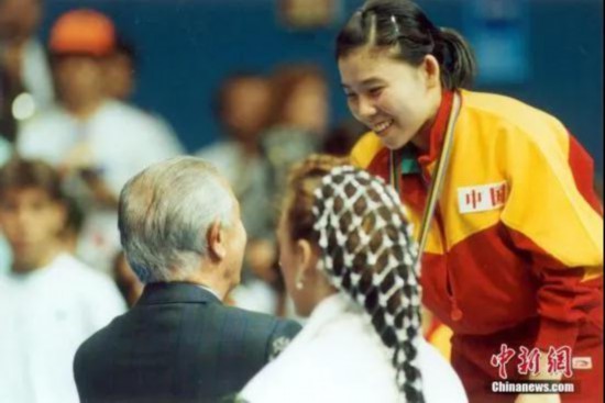 資料圖：1992年8月5日，薩馬蘭奇向取得奧運乒乓球女子單打冠軍的鄧亞萍表示祝賀，並親自為她頒獎。<a target='_blank' href='/'><p  align=
