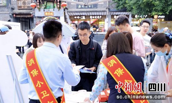 市民现场参与。民生银行成都分行 供图