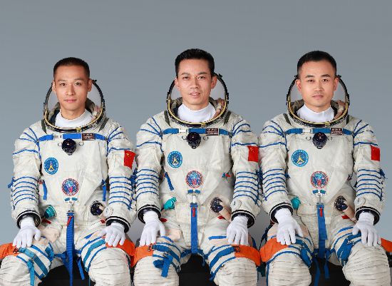 神舟十七號航天員乘組湯洪波（中）、唐勝杰（右）、江新林（左）。中國載人航天工程辦公室供圖