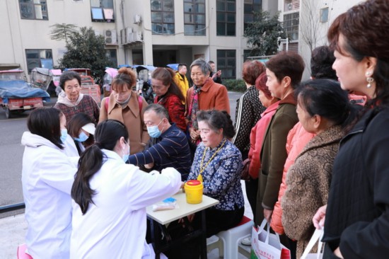 社区组织医院志愿者进小区为居民义诊