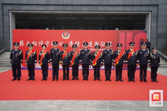 为退休民警颁发奖章及证书