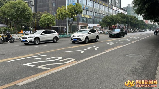 新光路公交专用道路面新增“7-22”时间标识.jpg