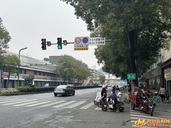 衣冠庙至磨子桥已悬挂“取消公交专用道”交通标识.jpg