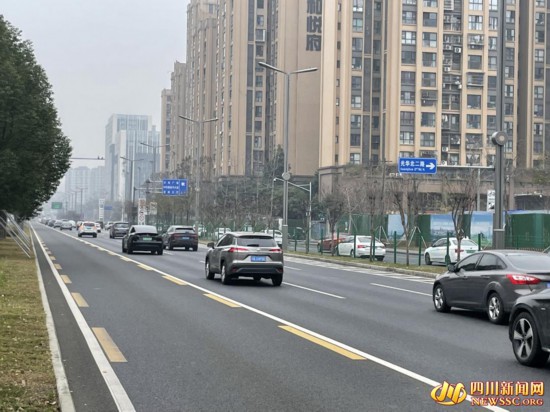日月大道公交专用车道旁的光华北二路往苏坡立交方向匝道入口，有社会车辆拥堵现象.jpg