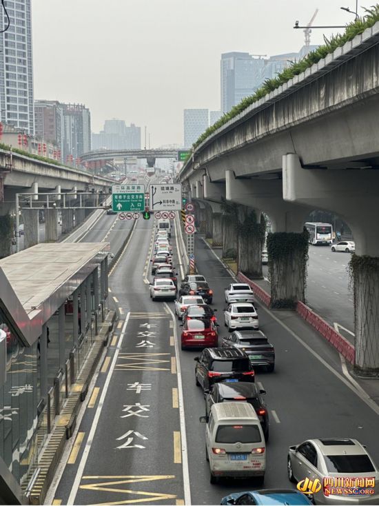 30日15：30二环高架人南立交段拥堵情况严重.jpg