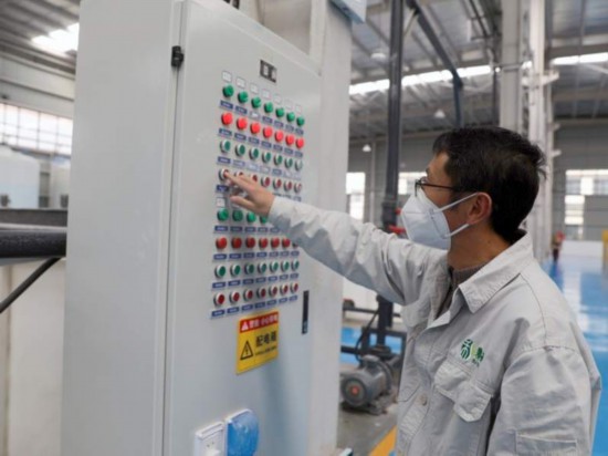 圖為丹棱賽和新材料科技有限公司李澤文忙碌在生產線上