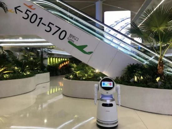 在深圳機場，優必選機器人Cruzr克魯澤正在工作。人民網 焦磊攝